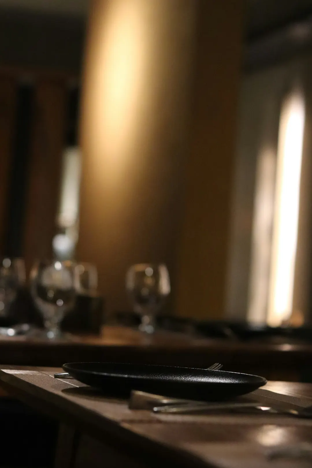 Cliente escolhendo pelo celular, à mesa