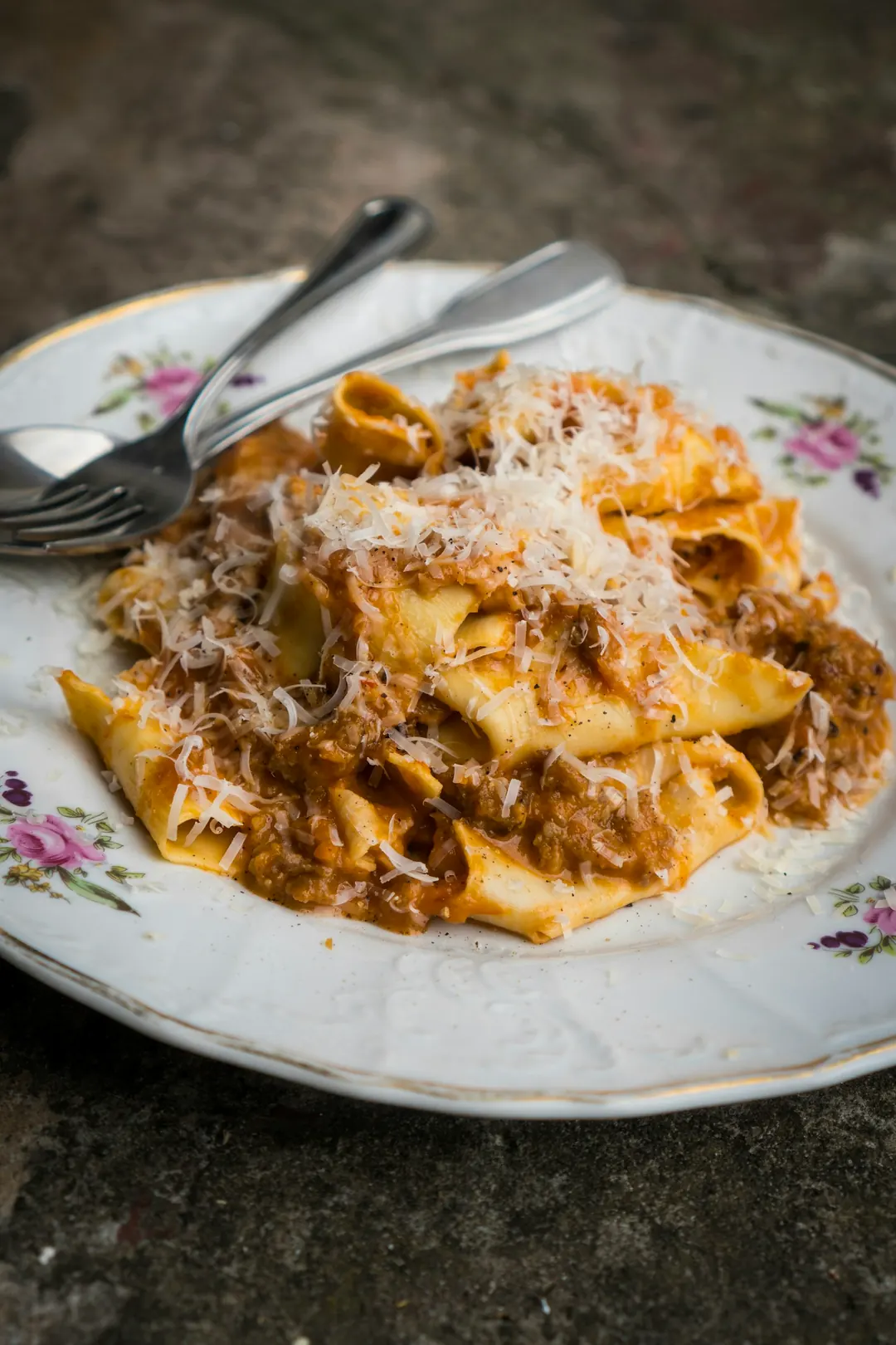 Prato de tagliatelle artesanal com ragù de carne cozida lentamente e queijo parmesão ralado